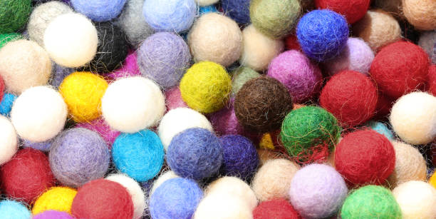 fundo de muitas bolas de feltro - felt wool sphere textile - fotografias e filmes do acervo