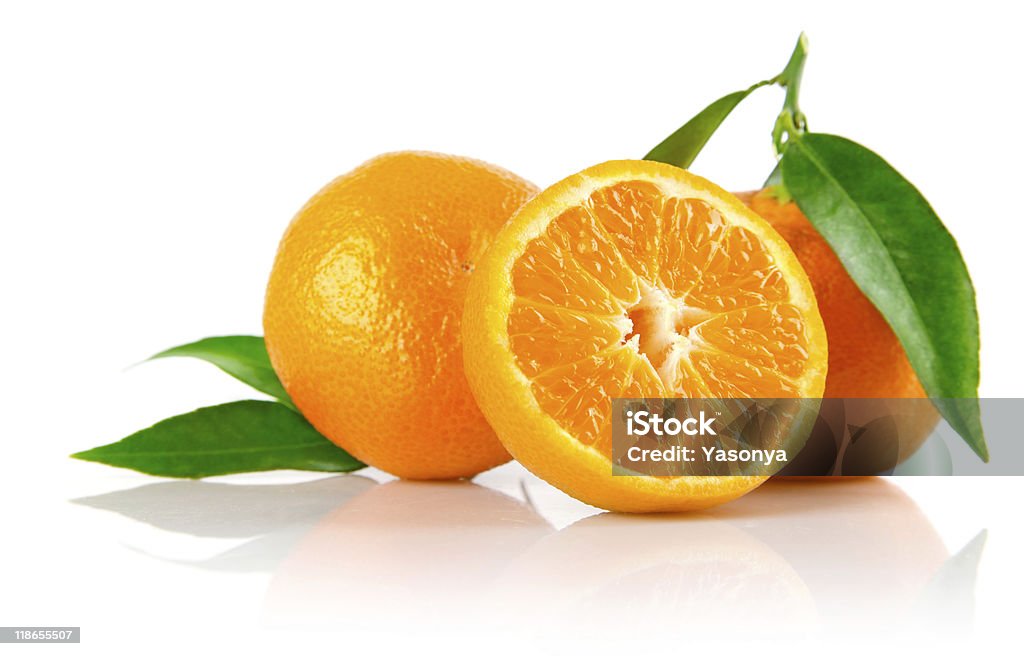 Оранжевый свежие фрукты с зелеными листьями изолированных - Стоковые фото Без людей роялти-фри