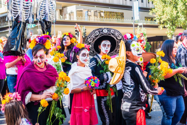 participantes en la procesión del día de muertos (día de los muertos) - cultura mexicana fotos fotografías e imágenes de stock