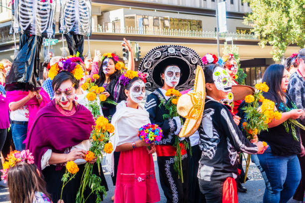 uczestnicy procesji dnia zmarłych (dia de los muertos) - face paint human face mask carnival zdjęcia i obrazy z banku zdjęć