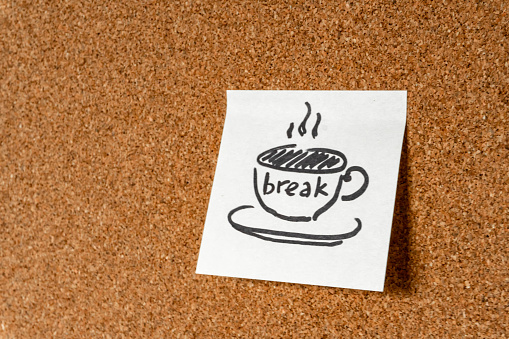 Una taza de café / té con la inscripción en una pegatina en una tabla de corcho. Fondo, espacio de copia, elemento de diseño. photo