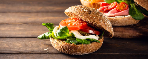 sándwiches caprese italianos con tomates frescos, queso mozzarella - 5934 fotografías e imágenes de stock