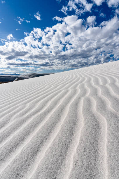 duna de arena ondulada en el monumento nacional white sands - monumento nacional de white sands fotografías e imágenes de stock