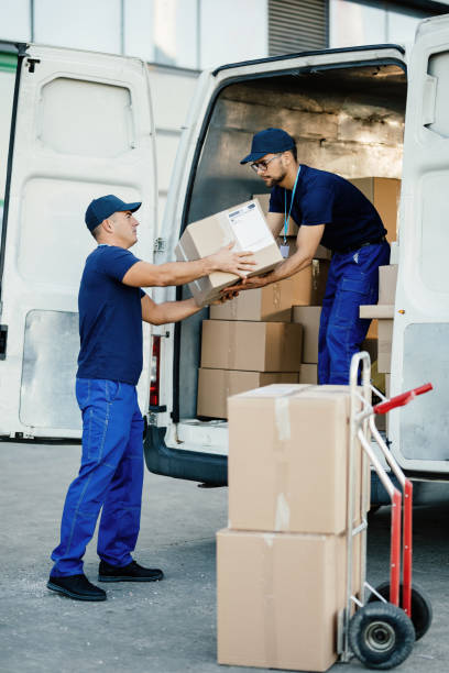 il lavoro di squadra rende il lavoro molto più semplice! - moving van truck loading delivery person foto e immagini stock