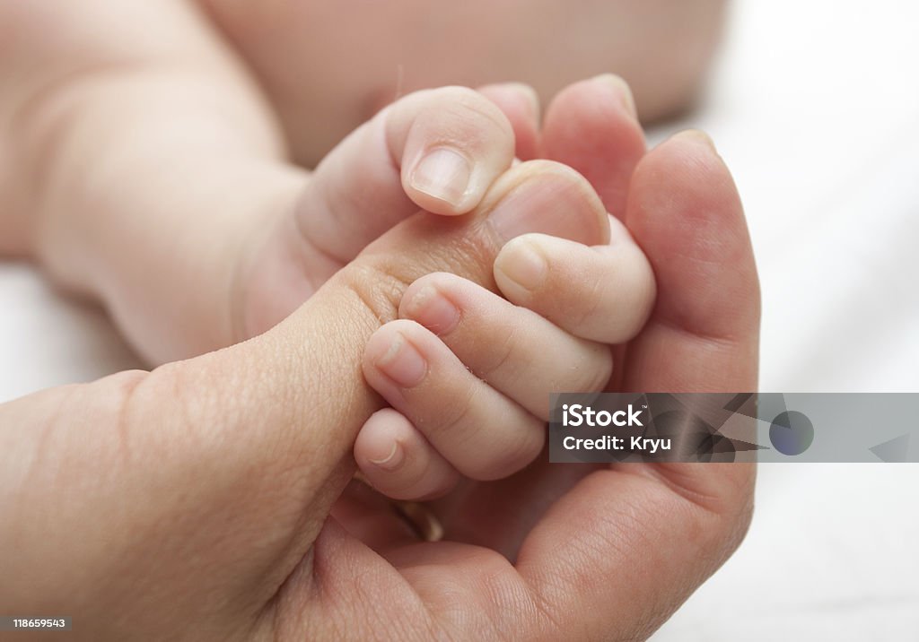 Mano recién nacido - Foto de stock de Adulto libre de derechos