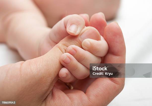 Foto de Recémnascidos Mão e mais fotos de stock de Adulto - Adulto, Amor, Apoio