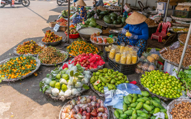 女性は市場で新鮮な果物を販売しています, ニャチャン, ベトナム. - two pears ストックフォトと画像