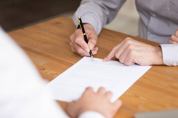 elderly male hand signing document close up image - house pen people caucasian imagens e fotografias de stock