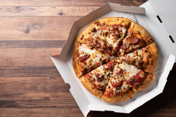 изображение пиццы на дом доставки в бумажном ящике - nobody brown wood portion стоковые фото и изображения