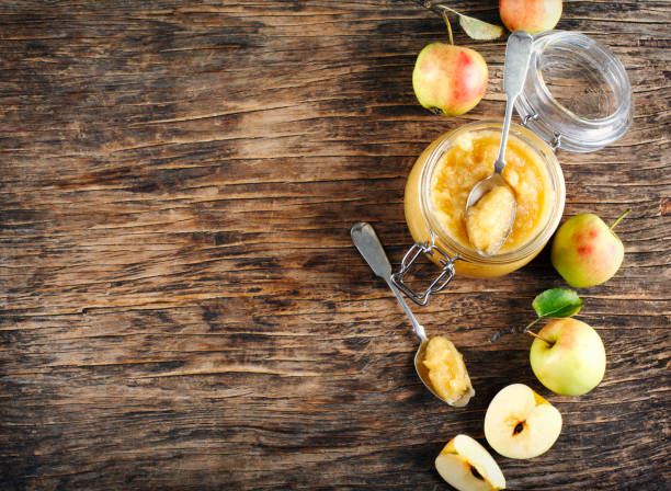 apfelsauce in gläsern auf holzischem rustikalen hintergrund, ansicht von oben, kopierraum - stewed fruit stock-fotos und bilder