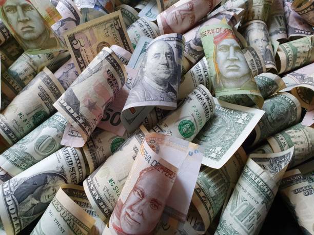 billetes peruanos y dinero en dólares americanos - peruvian paper currency fotografías e imágenes de stock