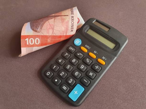 Norwegian banknote of 100 kroner and calculator