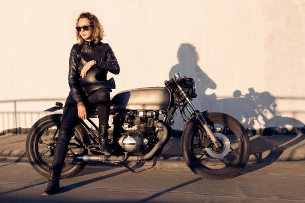 байкер девушка на мотоцикле caferacer. - motorcycle women helmet sensuality стоковые фото и изображения
