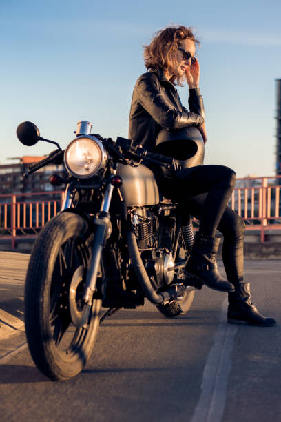chica motociclista en moto caferacer. - motorcycle women helmet sensuality fotografías e imágenes de stock