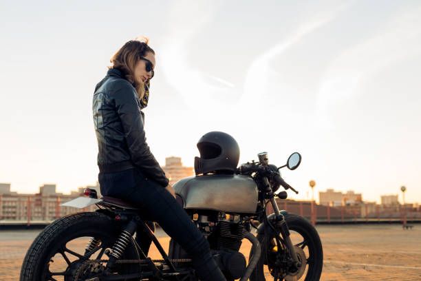 fille de motard sur la moto de caferacer. - motorcycle biker sport city photos et images de collection