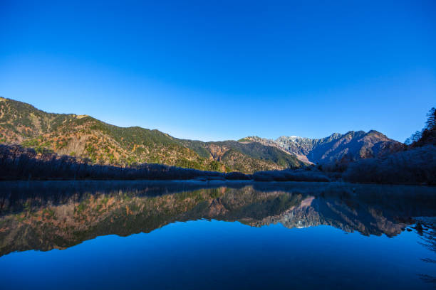 kamikochi japão, rio de azusagawa e árvores de larch, parque nacional de kamikochi no japão do norte. - kamikochi national park - fotografias e filmes do acervo