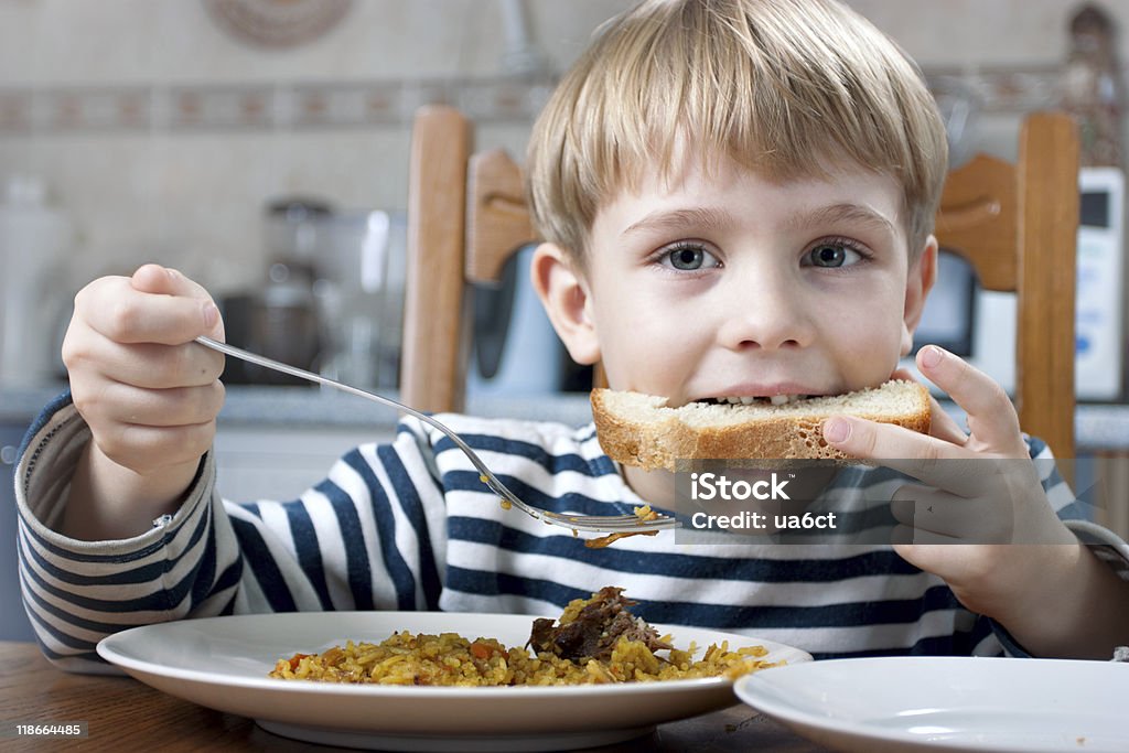 Mały chłopiec jedzenie - Zbiór zdjęć royalty-free (Chłopcy)