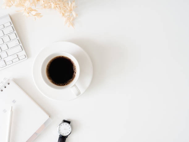 ansicht des schreibtisches mit kaffeetasse und notizbuch auf weißem hintergrund, grafikdesigner, creative designer konzept. - isolated on white breakfast cafe office stock-fotos und bilder