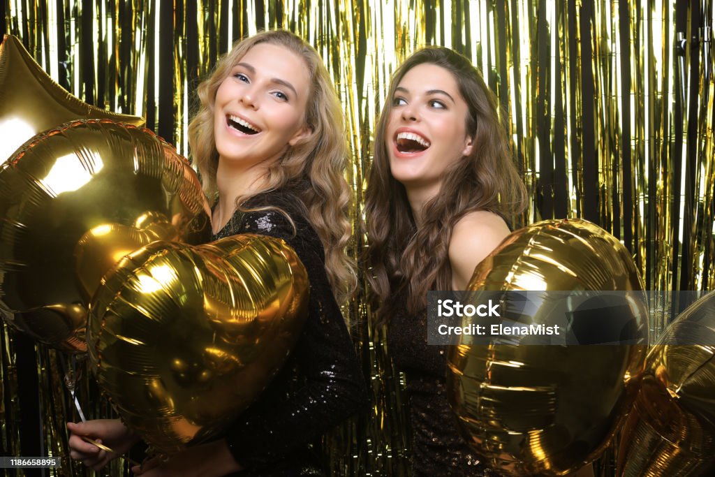 Vackra flickor firar nyår. Gorgeous leende unga kvinnor njuter fest firande, ha kul tillsammans. - Royaltyfri Barn Bildbanksbilder Vackra flickor firar nyår. Gorgeous leende unga kvinnor njuter fest firande, ha kul tillsammans. - Royaltyfri Barn Bildbanksbilder