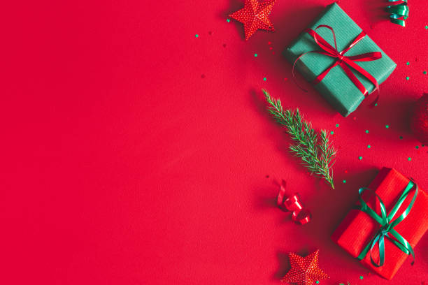 クリスマスの作文。ギフトボックス、赤い背景にクリスマスの装飾。フラットレイ、トップビュー、コピ�ースペース - christmas tree christmas gift christmas present ストックフォトと画像
