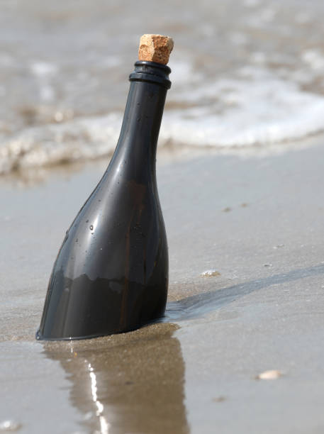 сообщение в бутылке с краном в пробке - stranded message in a bottle island document стоковые фото и изображения