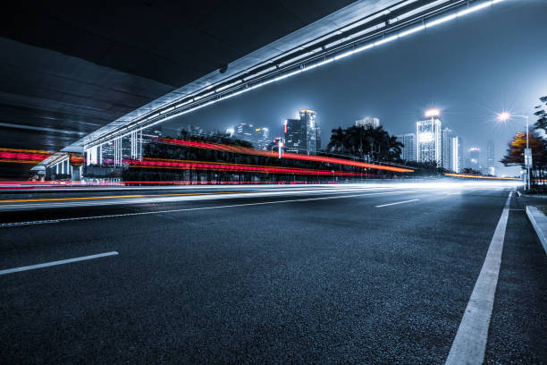 현대적인 건물 배경의 빛의 트레일 - road 뉴스 사진 이미지