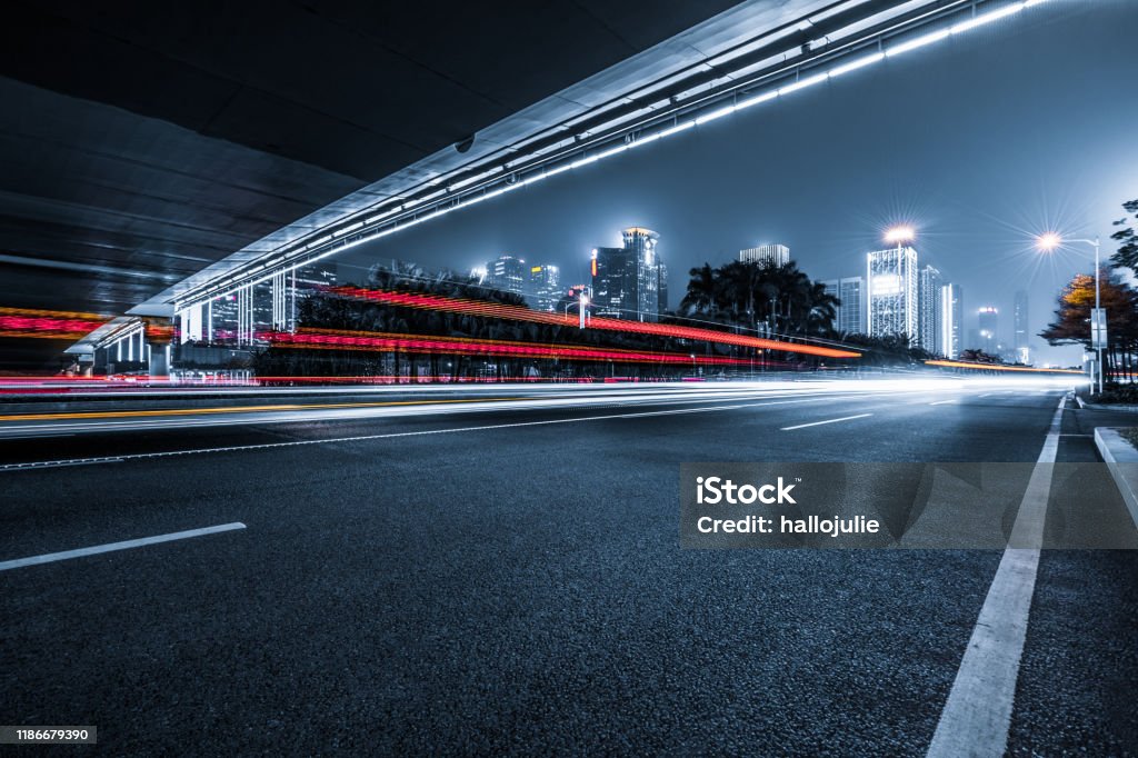 световые тропы на современном фоне здания - Стоковые фото Дорога роялти-фри
