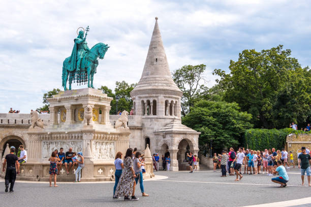 статуя стефана i, будапешт, венгрия - royal palace of buda фотографии стоковые фото и изображения