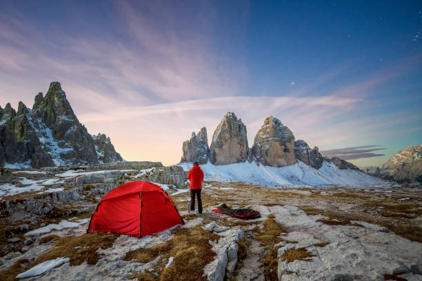 lonely camper looking at tre cime di lavaredo at sunrise - climbing rock climbing rock mountain climbing imagens e fotografias de stock