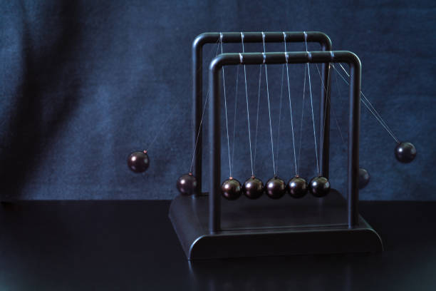 bolas de péndulo, gran diseño para cualquier propósito - impact pendulum sphere newtons cradle fotografías e imágenes de stock