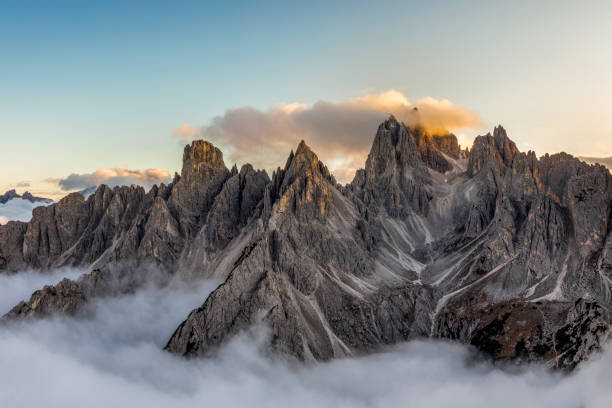 alpes italiennes - montagnes s'étendent près du tre cime di lavaredo. vue d'en haut - tirol mountain light european alps photos et images de collection