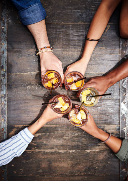 la amistad es el pegamento que mantiene unida la vida - cocktail alcohol drink black fotografías e imágenes de stock