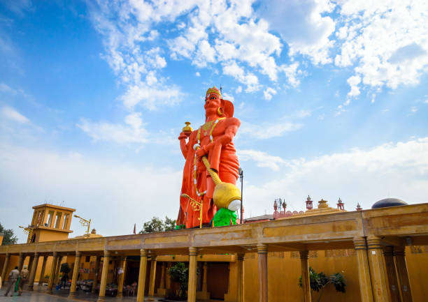 monumento hanuman en el complejo del templo bhagwan valmiki tirath sthal cerca de amritsar, punjab, india - hanuman fotografías e imágenes de stock