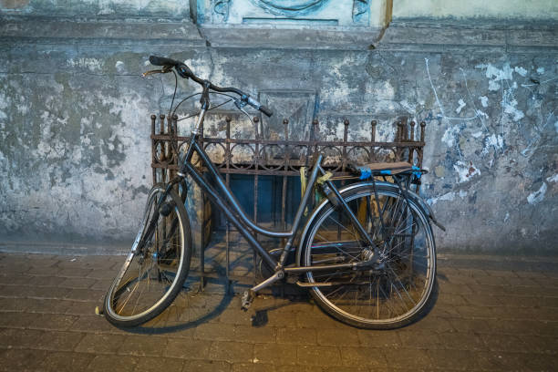 vélo cassé - bicycle broken old chain photos et images de collection