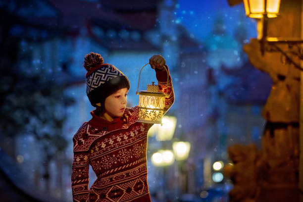 vackra förskolebarn, holding lantern, nonchalant klädd, tittar på natten utsikt över prag city - prague christmas bildbanksfoton och bilder