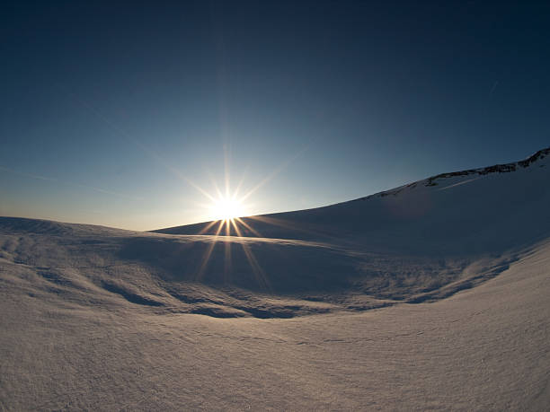sunrays y paisaje de invierno - berglandschaft fotografías e imágenes de stock