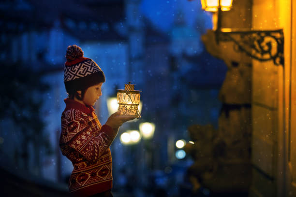 criança pré-escolar bonita, prendendo a lanterna, vestida ocasional, olhando a vista da noite da cidade de praga - lantern wishing sky night - fotografias e filmes do acervo