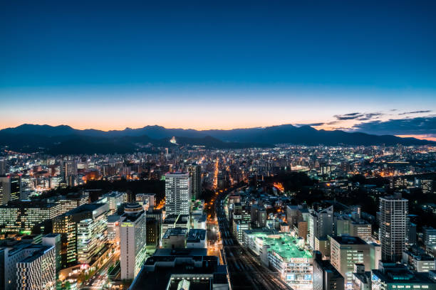 札幌夜景、日本都市スカイライン - 北海道 札幌 道路 ハイアングル ストックフォ  トと画像