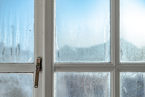 Interior de la habitación fría con vistas al agua formada por ventanas interiores durante el invierno temprano. photo