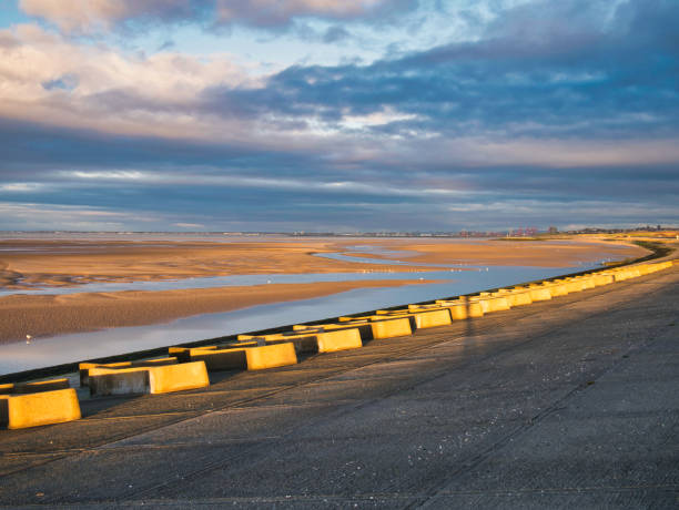 le sabbie dell'estuario del mersey al largo di wirral al tramonto - sea defence concrete foto e immagini stock