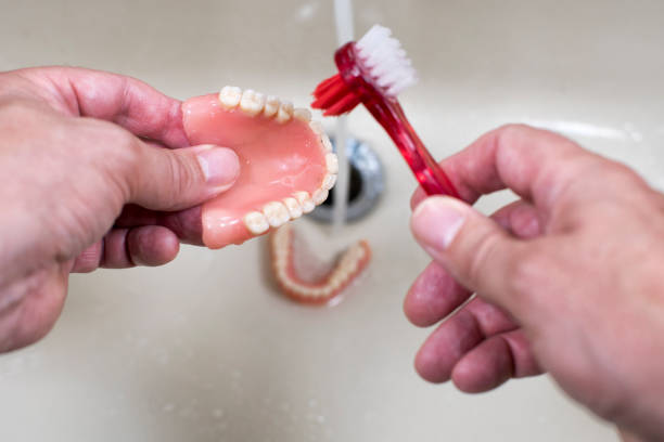 reinigung der prothese - dentures stock-fotos und bilder