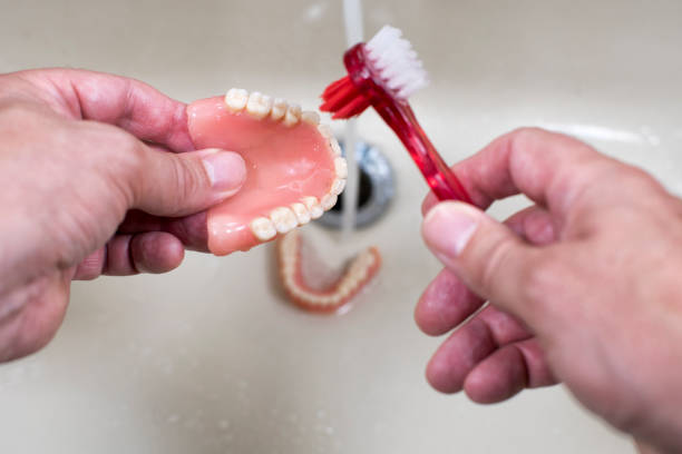 cleaning of the denture - dentures imagens e fotografias de stock