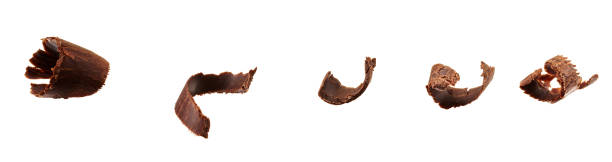gruppo di trucioli di cioccolato isolati su bianco con percorso di ritaglio - brown chocolate candy bar close up foto e immagini stock