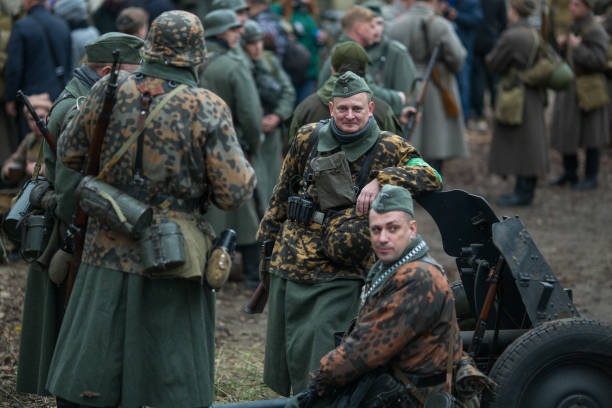 uczestnicy rekonstrukcji wojskowo-historycznej, poświęconej akcji bojowej w 1941 roku podczas ii wojny światowej. woroneż, rosja. - world war i horizontal editorial british military zdjęcia i obrazy z banku zdjęć