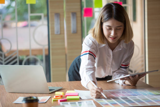 istock The program Graphic design team is helping to select colors for the application on the phone. 1186721573