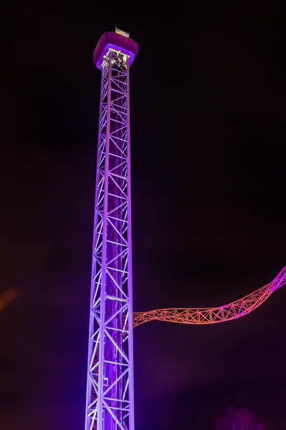 l'evento carnival of light al parco divertimenti linnanmaki. cavalca raketti nell'illuminazione notturna. - ferris wheel wheel night neon light foto e immagini stock