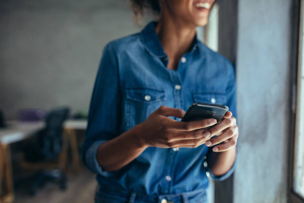 mujer de negocios con teléfono móvil en la mano - telephone dialing human hand office fotografías e imágenes de stock