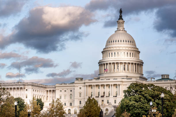 u.s. congress - capitol building at capitol hill in washington dc, vereinigte staaten - herbst - washington dc autumn capitol building usa stock-fotos und bilder