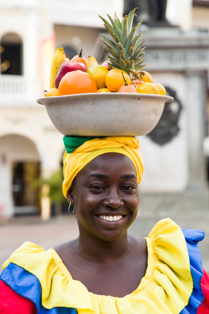 palenquera, vendeuse de fruits dans la rue de carthagène, colombie - food caribbean street cartagena photos et images de collection