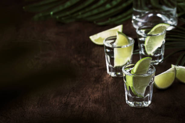 신선한 라임, 지팡이 보드카 카차사, 설탕 시럽, 라임 주스, 으깬 얼음을 회색 테이블, 바 도구, 텍스트 장소의 높은 유리에 넣은 브라질 카이피리냐 또는 모히토 알코올 칵테일 - tequila shot 뉴스 사진 이미지